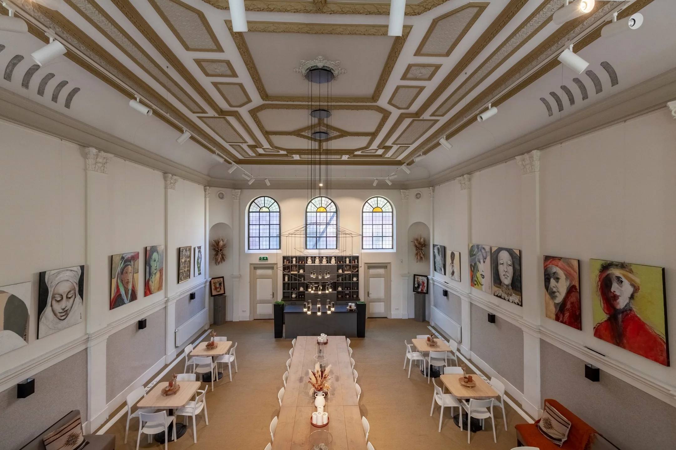 De kerkzaal in Gouda, met de banken en het orgel.